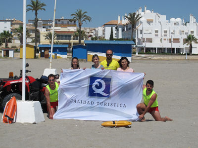 Izada la Bandera Q de calidad turstica en las playas de Vera