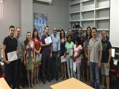 El Alcalde entrega a los alumnos del Centro Guadalinfo los diplomas de los talleres de julio