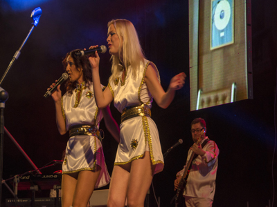 El poder del repertorio de ABBA ilumina la noche en la Plaza Vieja