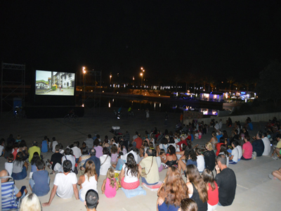 La tradicin del cine a cielo abierto llena de pblico la Plaza del Mar de El Toyo