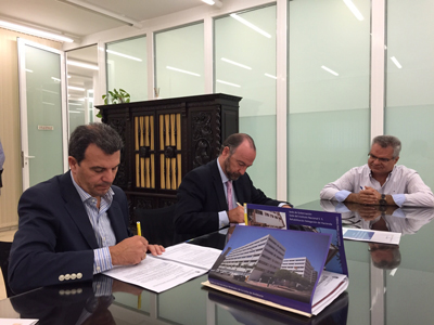 El alcalde firma el contrato para la ejecucin de las obras de la Plaza Vieja