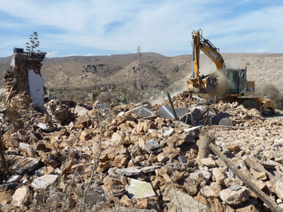 El Ayuntamiento procede a la demolicin subsidiaria de un cortijo en estado ruinoso y abandonado en Castell del Rey