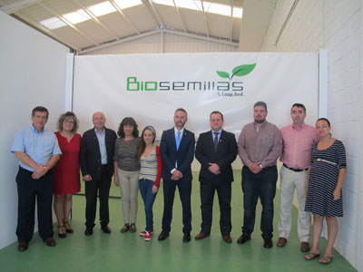 El delegado de Economa visita las instalaciones de la cooperativa alhamea Biosemillas 