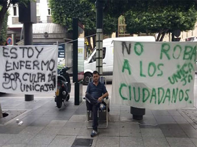 Un vecino de Huercal de Almera en lucha ante los abusos bancarios, lleva diez das de protestas ante su banco