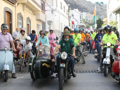 Ms de medio centenar de aficionados a las motos de poca se concentran en Gdor durante las fiestas de la localidad