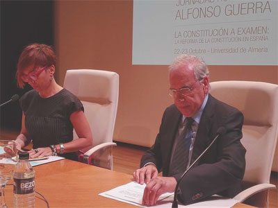 Alfonso Guerra pone en valor la Constitución española del 78 en la Universidad de Almería