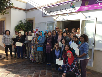 Las alumnas de los cursos del programa UNEM reciben sus diplomas acreditativos