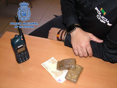 La Polica Nacional detiene a un presunto camello con dos tabletas de hachs en el bolsillo