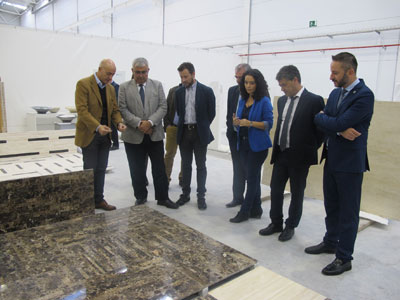 Noticia de Almera 24h: El consejero de Economa ha visitado Cosentino y se ha reunido con el sector de la piedra para reiterar el compromiso de la Junta con los Centros Tecnolgicos 