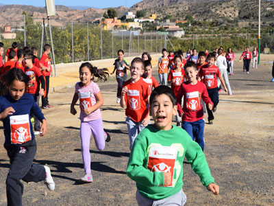 Ms de 300 escolares de Gdor participan en una carrera solidaria contra la desnutricin infantil 