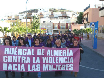 Hurcal de Almera cerr ayer los actos contra la violencia de gnero con una marcha que recorri numerosas calles del municipio