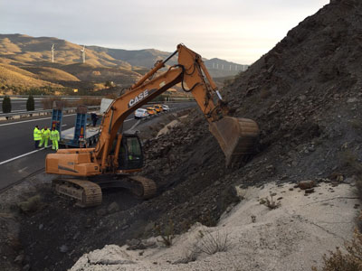 Noticia de Almería 24h: Comienzan las obras para corregir el deslizamiento de tierras registrado en la A-92, a la altura de Abla