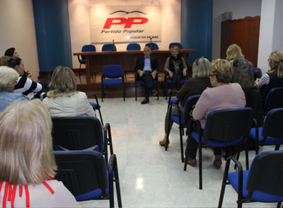 Cabrera traslada la apuesta firme del Partido Popular por la igualdad ante las asociaciones de mujeres de Roquetas de Mar