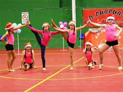 Las alumnas de la Escuela Municipal de Gimnasia Rtmica de Adra celebran la Navidad