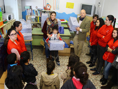 El Programa Promocin del xito Escolar reparte juguetes, zapatillas de deporte y mochilas a alumnos del CEIP Jos Salazar