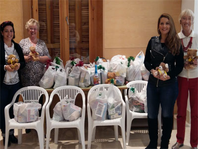 La comunidad britnica dona casi 3.000 euros para colegios y cientos de kilos de comida para repartir