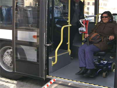 Ms de 2.500 mayores y personas con discapacidad ya cuentan con tarjeta de bonificacin en el transporte urbano de El Ejido