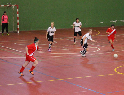 Adra juega al futbol femenino bajo el lema Mrcale un gol al cncer en un partido solidario