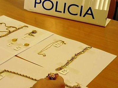 Una empleada de hogar roba a unos ancianos sus joyas valoradas en ms de 1.000 euros