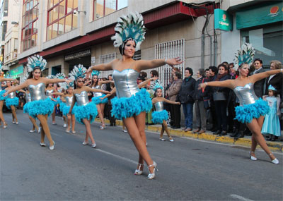 El tradicional Pasacalles de Carnaval congrega a cientos de abderitanos