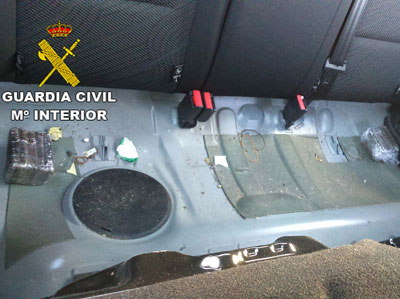 Dos detenidos con diez pastillas de hachs bajo el asiento trasero de su vehiculo