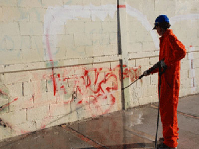 Denuncian los grafitis que han aparecido en las Torres Defensivas del barrio de Pescadera