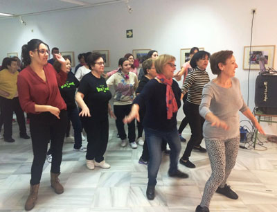 Los mayores de Adra disfrutan de un taller de Zumba