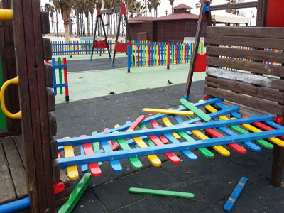 Los actos vandlicos producidos en parques infantiles suponen un peligro para los nios y nias del municipio