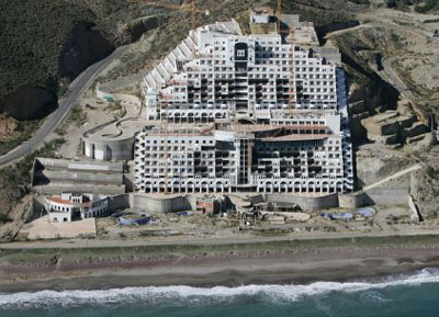 El Ministerio de Medio Ambiente colaborar con la Junta de Andaluca en la demolicin de El Algarrobico 