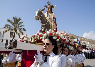 El Paso de la Borriquita y Mara Santsima de las Angustias dan inicio a la Semana Santa Carbonera