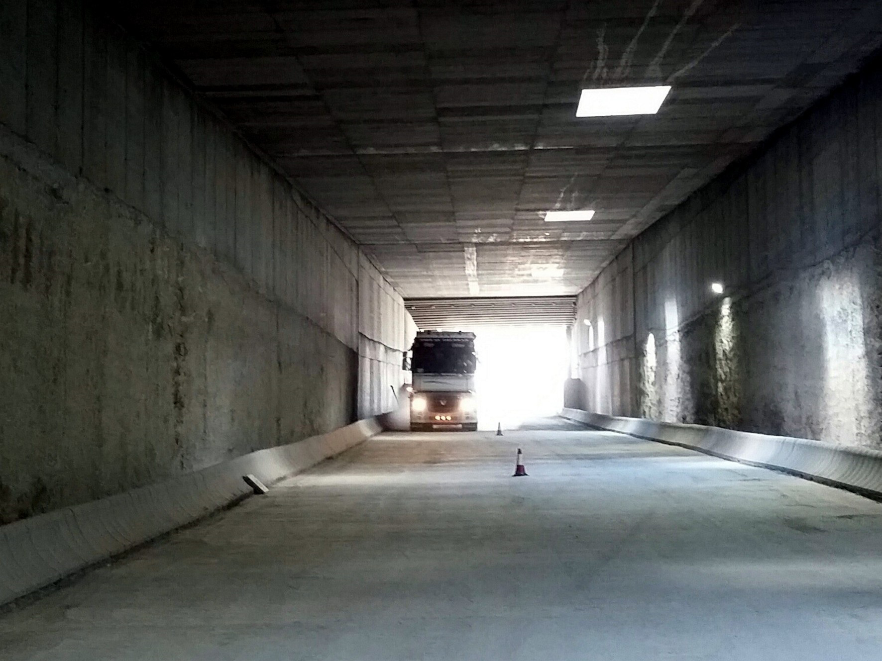 Abierto al trfico de camiones el paso subterrneo de acceso al puerto de Garrucha