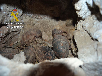 Noticia de Almera 24h: Encuentran cinco granadas de mano de la Guerra Civil en el muro de un cortijo