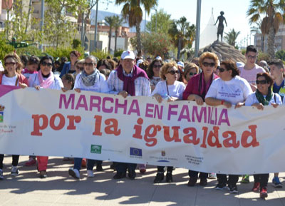 Ms de 300 personas participan en la III Marcha en Familia por la Igualdad, organizada por el CMIM de Vcar