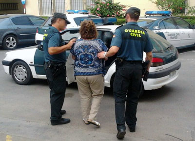Detenida una mujer que utilizaba a un hombre de 85 aos para trasladar la droga