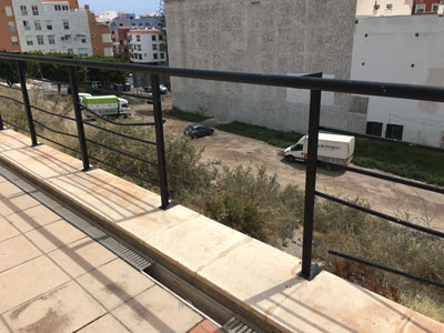 El PSOE de Adra pide que se arregle el vallado del Centro de Arte que supone un grave peligro para el viandante