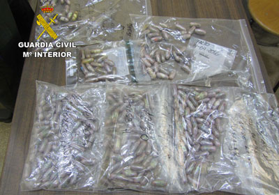 Un hombre detenido por llevar en sus intestinos 256 bellotas de hachs que pesaban casi dos kilos