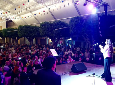La cantaora Toi Fernndez se entrega a sus paisanos en el pregn de la primera gran noche de las Fiestas 