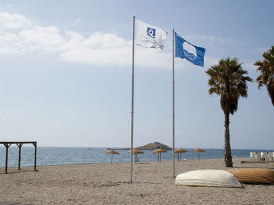 Carboneras galardonada con tres Banderas Azules para sus playas Urbanas