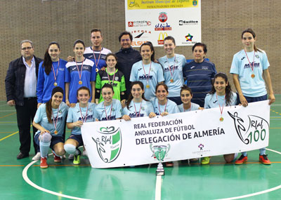 El alcalde de El Ejido ha entregado hoy la copa de campeonas de liga al equipo del CD FS Ejido Femenino 