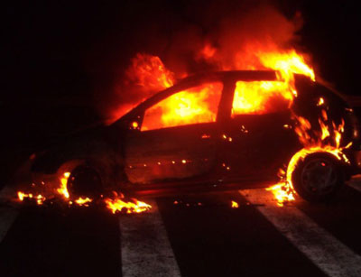 Un coche queda totalmente calcinado tras un incendio en la Autovia A7