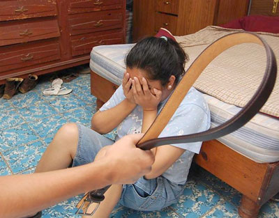 Un padre condenado por prohibir a sus hijas que estudien llegando a agredirlas y dejarlas sin comer