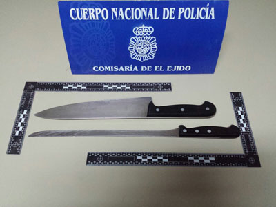 La Polica Nacional detiene a un joven de 22 aos que amenazaba con clavarse dos cuchillos