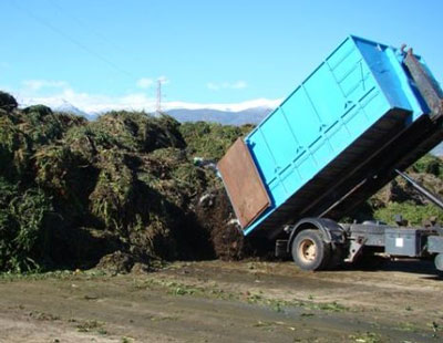 Albaida multiplica un 40% las tarifas para el residuo vegetal con rafia y asfixia a los agricultores 