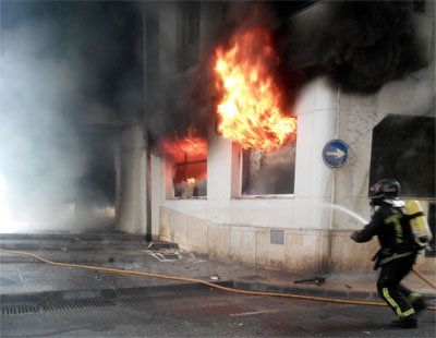 Un incendio arrasa un local en un edificio de seis plantas del Paseo Martimo de Almera