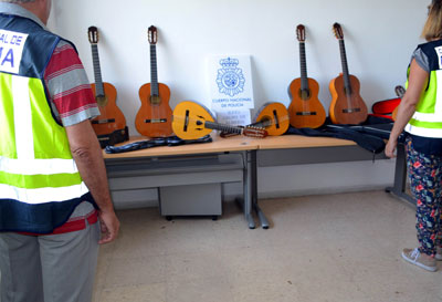 Roba nueve instrumentos musicales a la Asociacin Coros y Danzas Virgen del Mar y se los vende a una Tuna