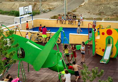 Tabernas estrena la plaza y parque infantil Adolfo Surez