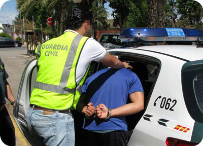 Tras quemar un invernadero, un hombre agrede brutalmente a un guardia civil para intentar escaparse