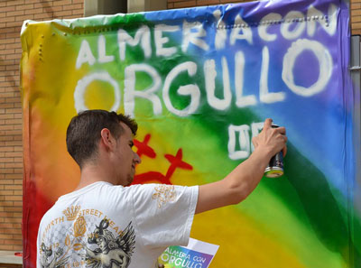 Una bandera arcoris en la Universidad conmemora la semana del Orgullo LGTBI+