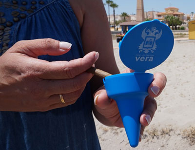 El Ayuntamiento de Vera reparte ceniceros y bolsas para la recogida de colillas y deposiciones caninas en las playas del municipio