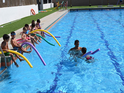 Un centenar de gadorenses participan en los cursos de natacin del verano en la Piscina Municipal